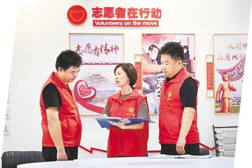 8月2日，在邯郸市峰峰矿区新时代文明实践中心，工作人员正在汇总近期区内志愿服务需求。 本报记者田明摄