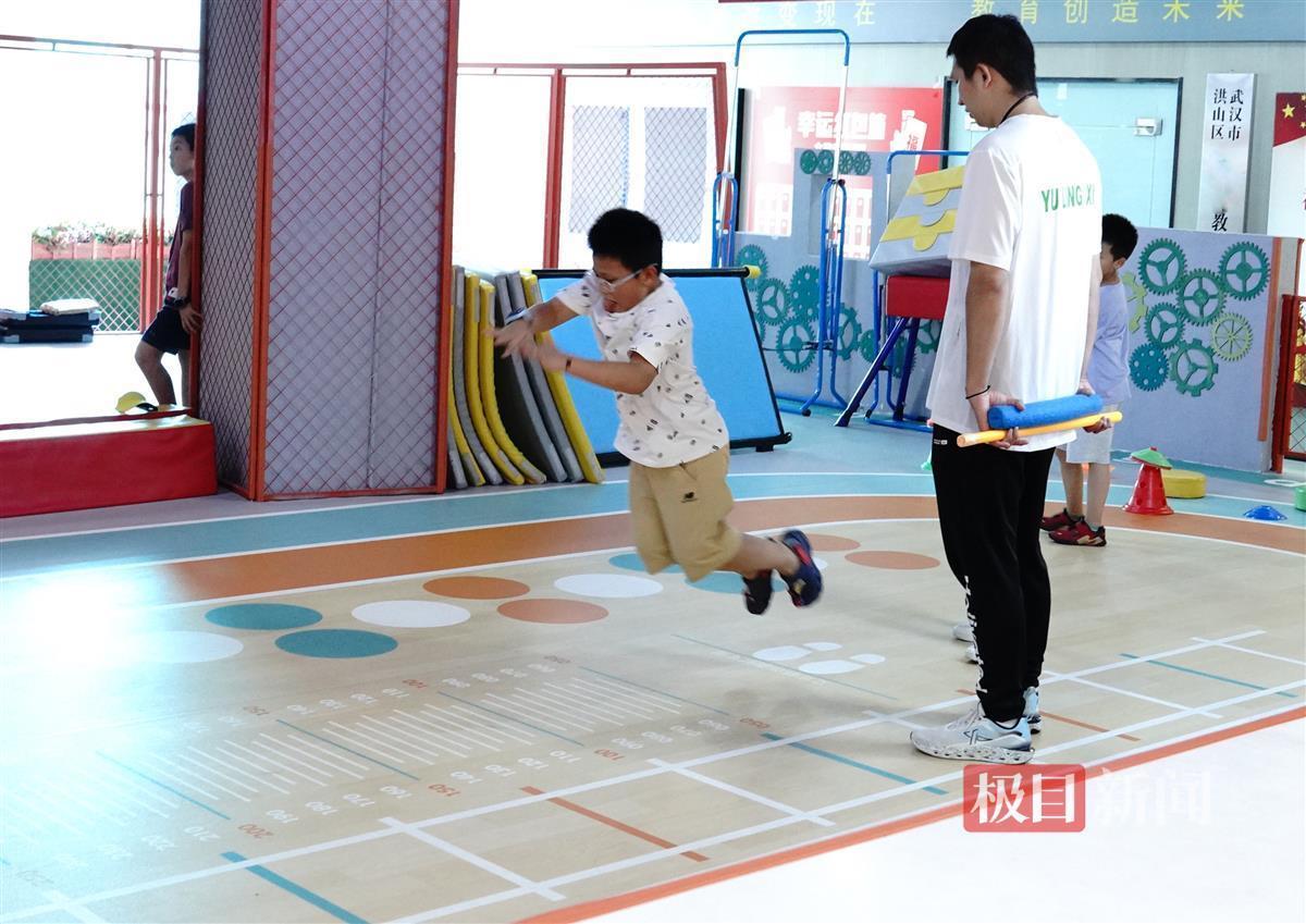 武昌徐东一家商场内运动区，有小朋友在进行田径练习