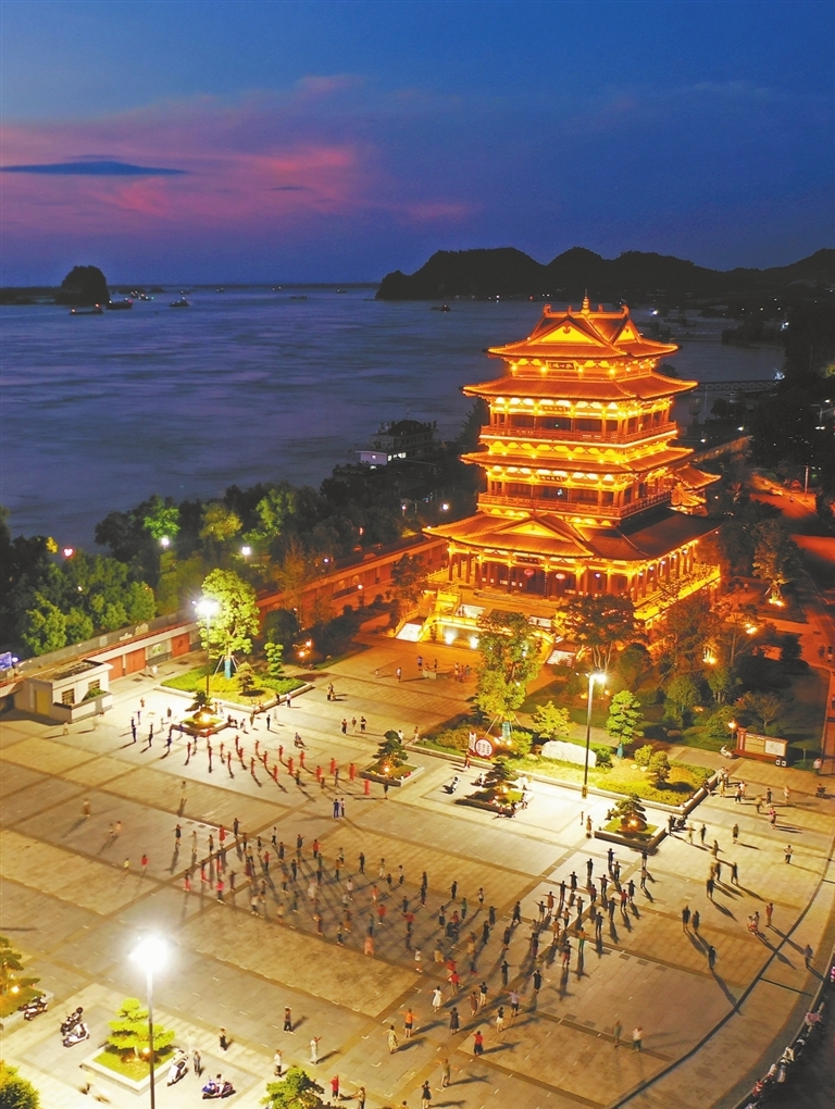 8月1日晚，彭泽县狄公楼前灯火通明，人们跟着音乐节拍翩翩起舞。