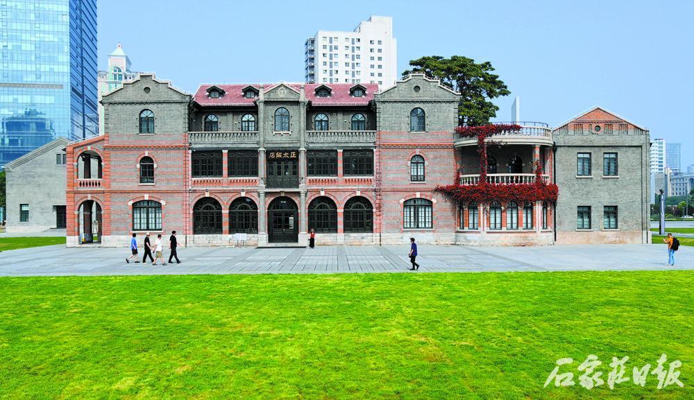 市民在正太广场参观游玩。