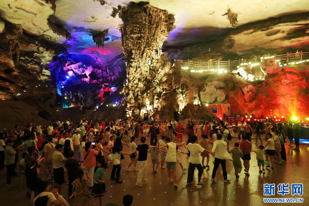游客在江西省新余市洪阳洞景区参与舞蹈互动。新华网 王晓震 摄