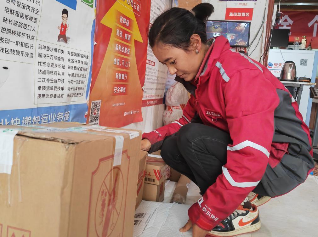 卓玛草正在整理快递　新华社记者　崔翰超　摄