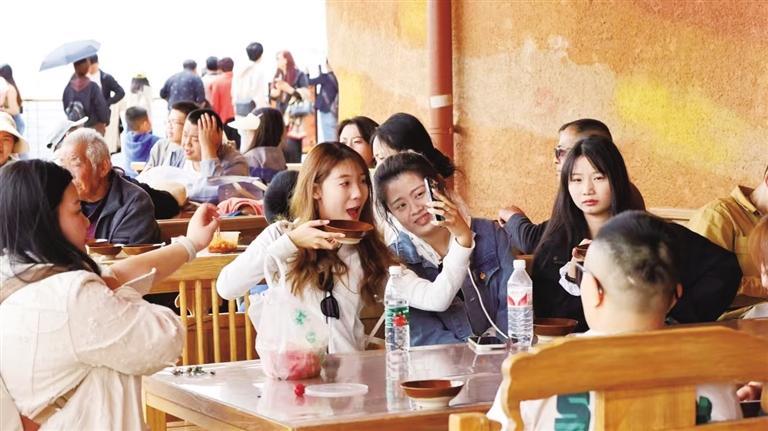 清凉夏日引八方游客