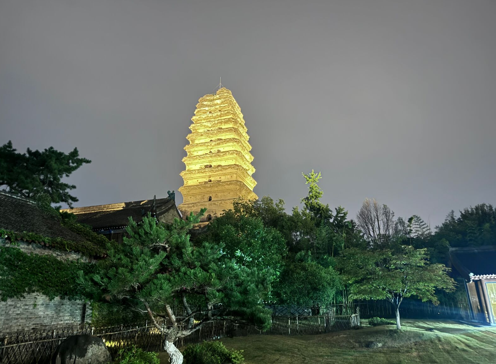 西安博物院开放首日,院内灯火通明。