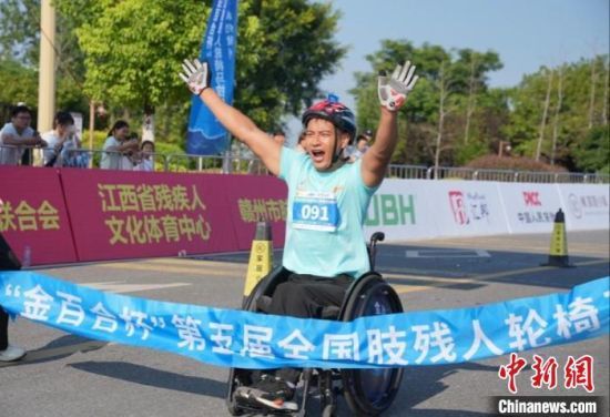 图为选手冲线。　段军民 摄