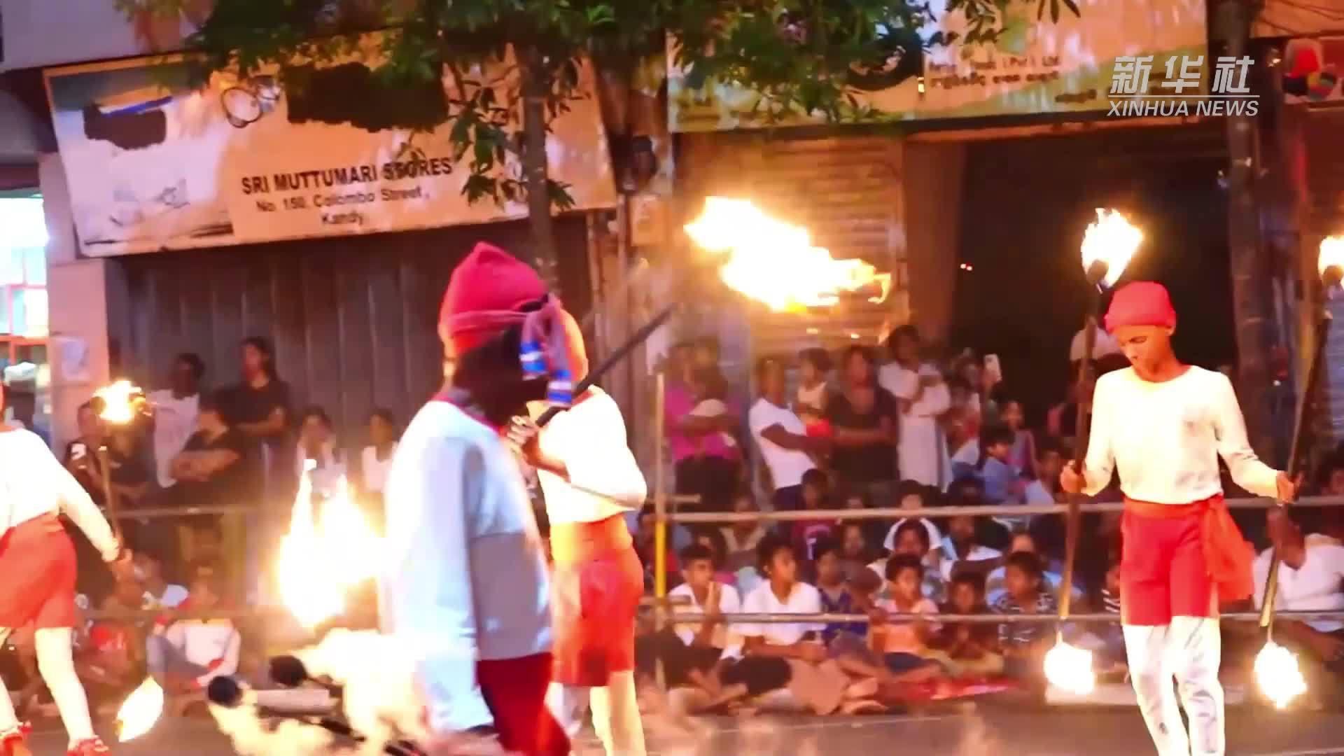 斯里兰卡举行佛牙节游行活动