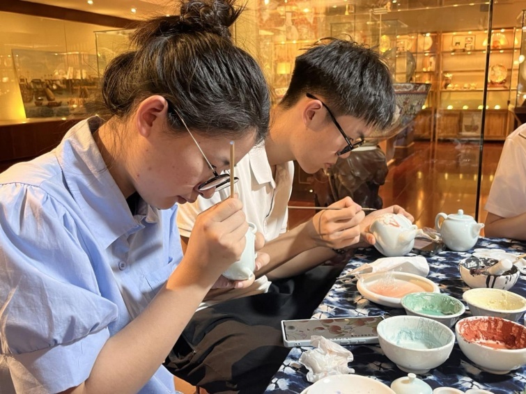 “风启海丝”团队成员在展厅演示广州彩瓷工艺技艺