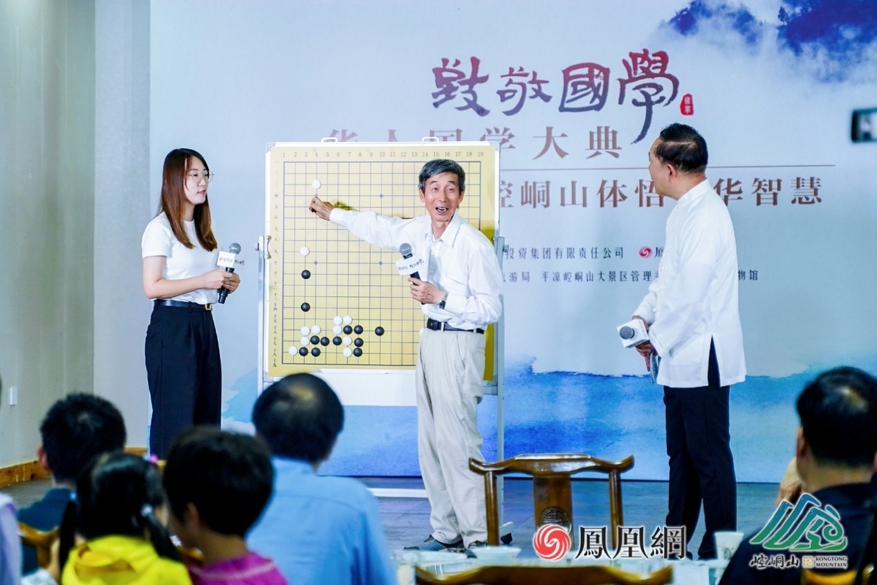 王汝南现场讲棋。图左为“崆峒杯”第三届全国女子业余围棋公开赛冠军陈思。
