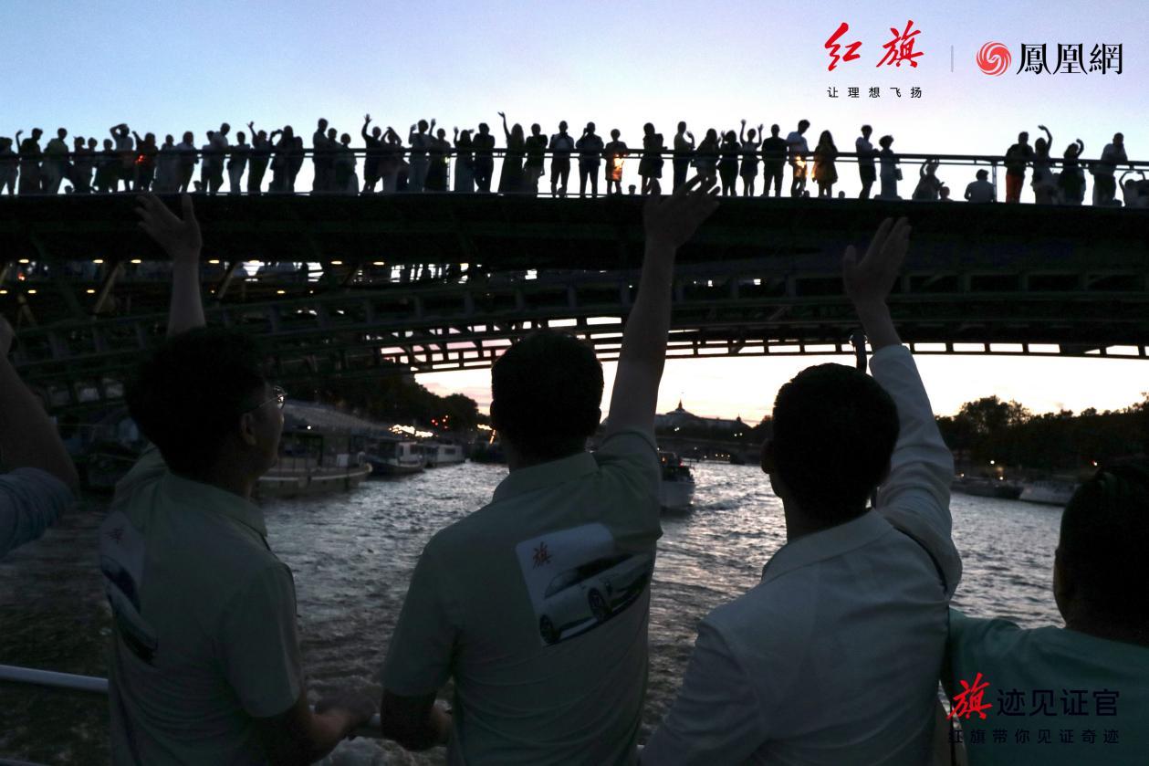 “旗”迹见证官乘船游览塞纳河