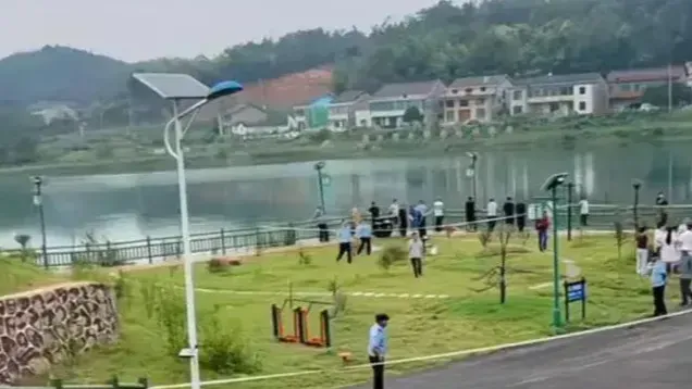 女孩与19岁男孩殉情跳湖自杀身亡？当地镇政府回应