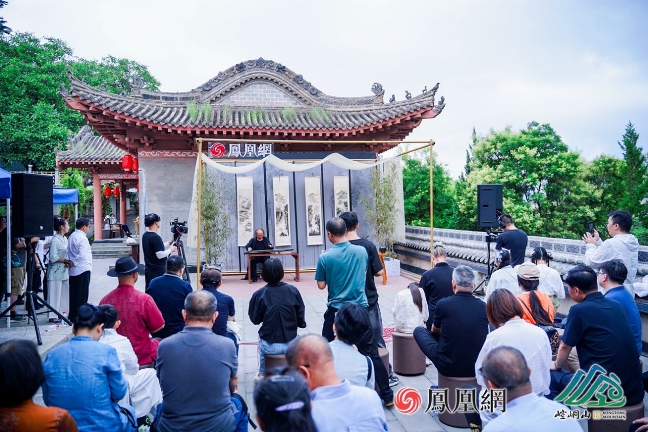 骤雨初歇，与会嘉宾移步到院中听古琴名家王鹏抚琴。