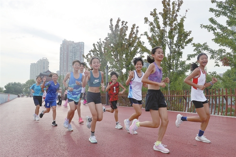 提升改造后的浔阳江最美长江岸线旁的彩色步道，成为市民晨跑锻炼的好去处。