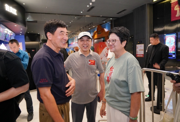 王道林（左）与胡玫（右）及作者交流中