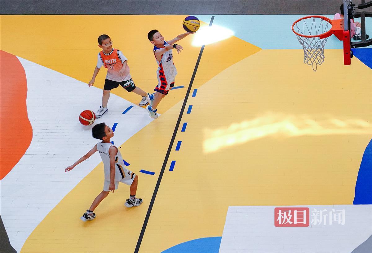 武商梦时代的篮球区，孩子们正练得带劲