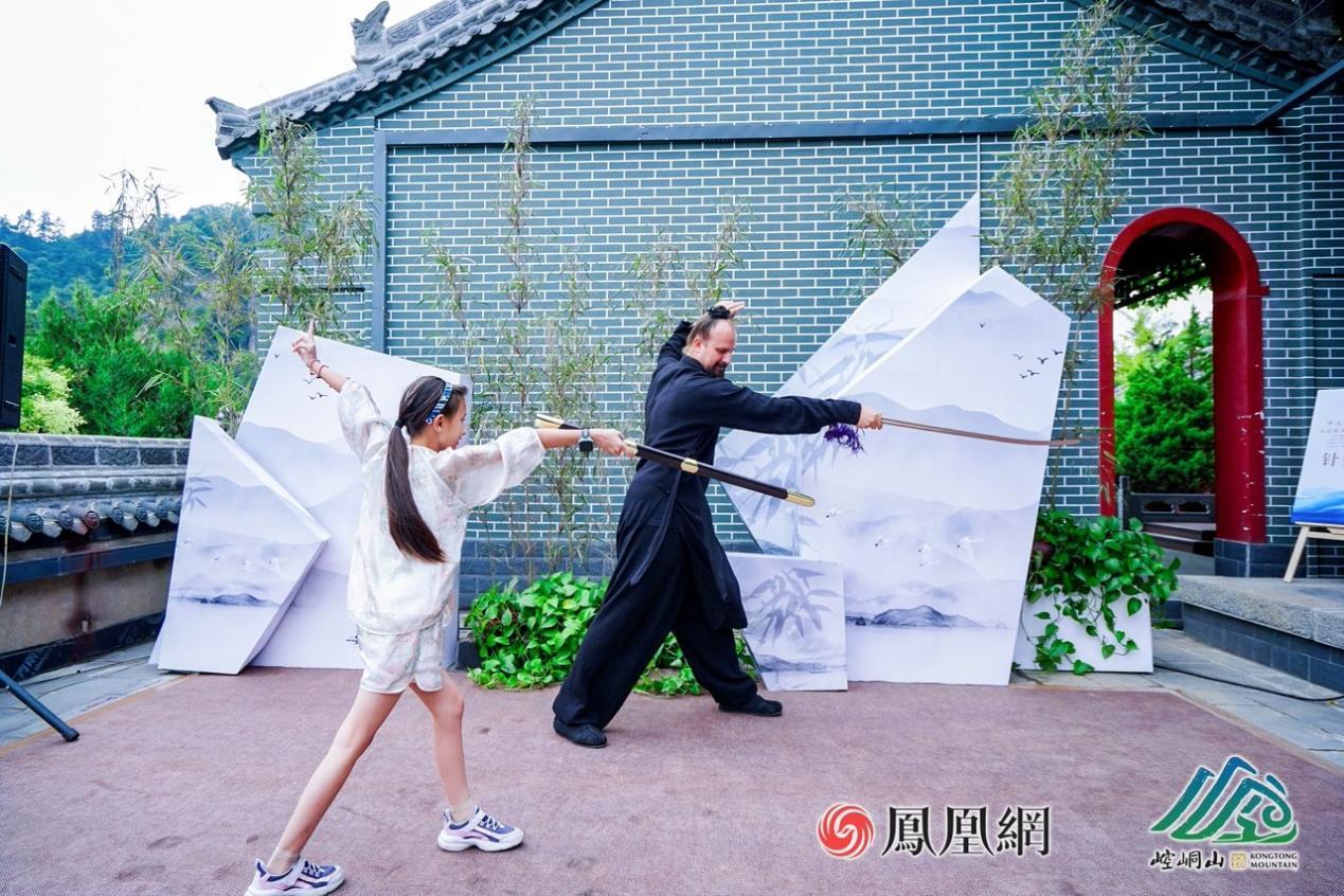 杰克带着女儿在崆峒雅集上演示武当太极剑。