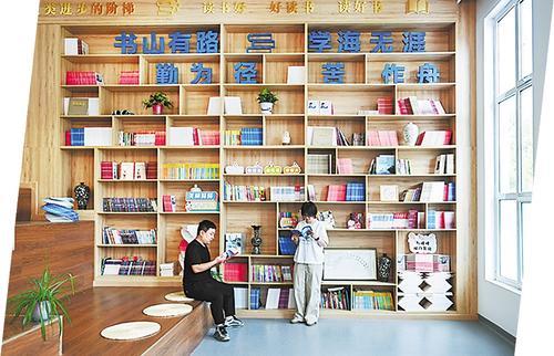 8月2日，市民在邯郸市峰峰矿区新时代文明实践中心内阅读图书。 本报记者田明摄