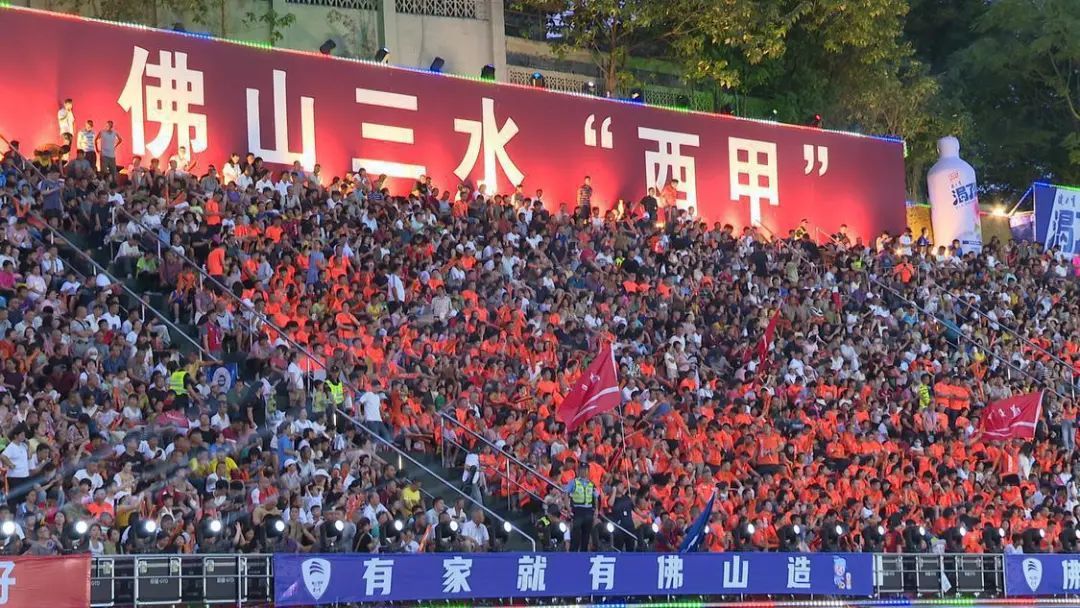 7月12日，健力宝杯第十八届佛山“西甲”足球联赛开幕，吸引超2万人次到场。/佛山市新闻传媒中心记者黄锦成、何其辉摄