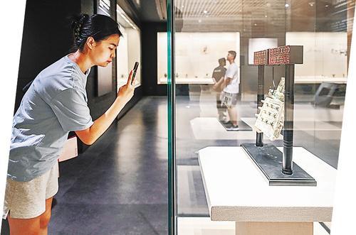 8月1日，市民在邯郸市峰峰博物馆参观。 本报记者田明摄