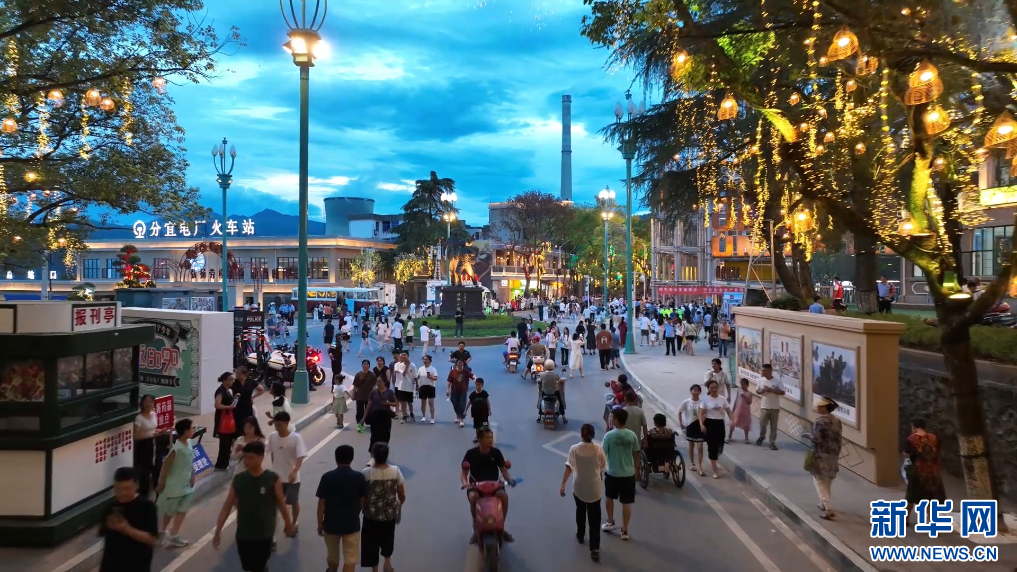 游客们在江西分宜电厂螺蛳特色景区游玩。新华网发