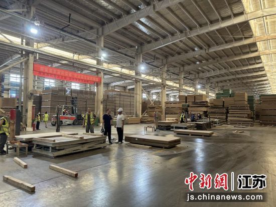 今年上半年，该镇完成工业销售开票67.9亿元，同比增长11.13%。刘林 摄