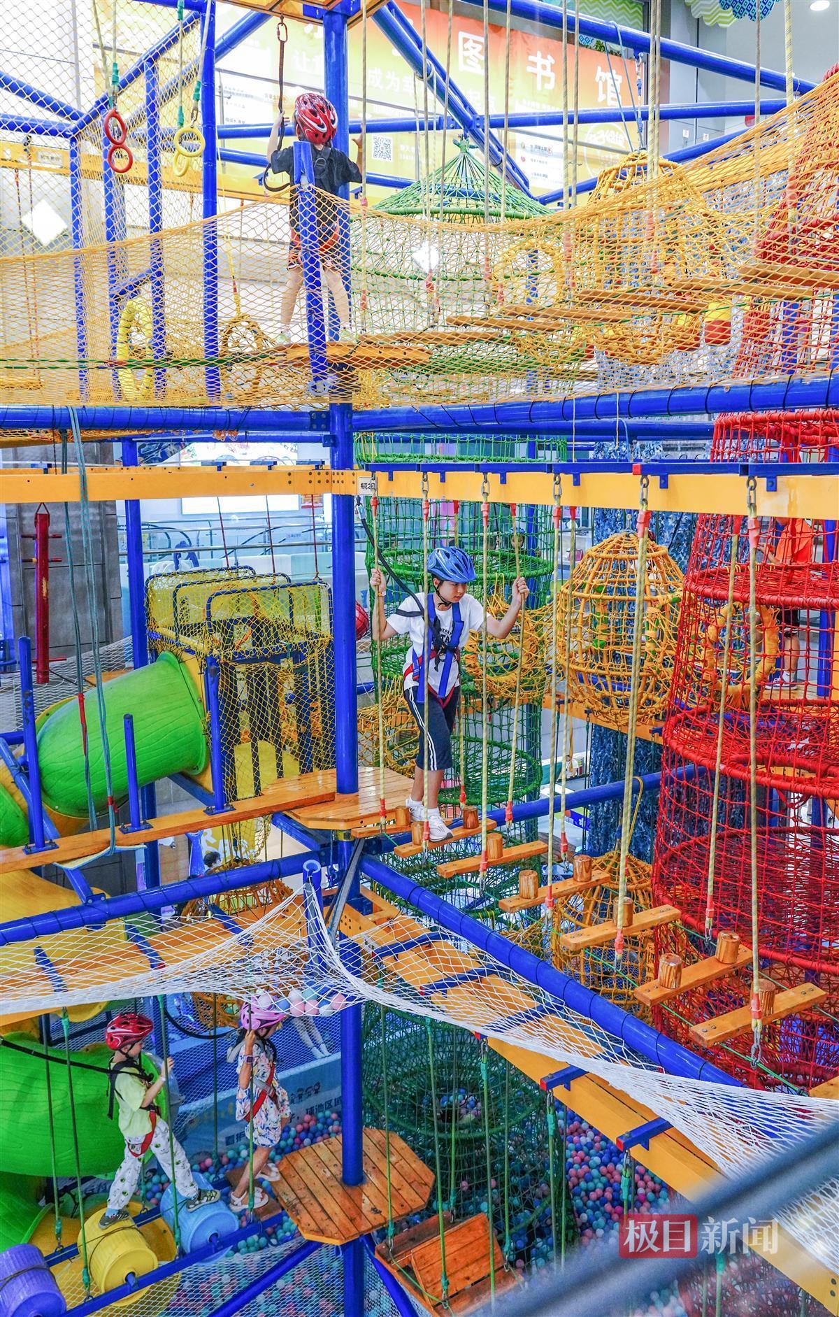 武昌徐东一家商场内的儿童攀爬绳网，小消费者众多