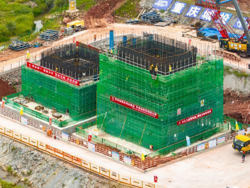 ▲宝山嘉陵江大桥项目施工现场，过江主桥主墩施工有序进行中。记者 李雨恒 摄