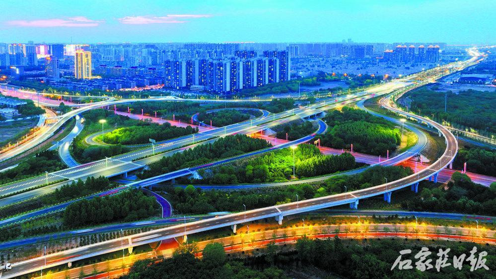 夜色下的复兴大街裕华路互通立交桥格外壮观。