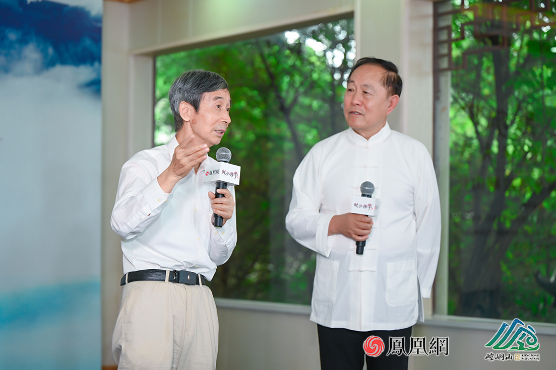 围棋泰斗、中国围棋协会名誉主席王汝南先生（左）在崆峒雅集的现场分享棋道人生。图右为嘉宾主持王国祺。