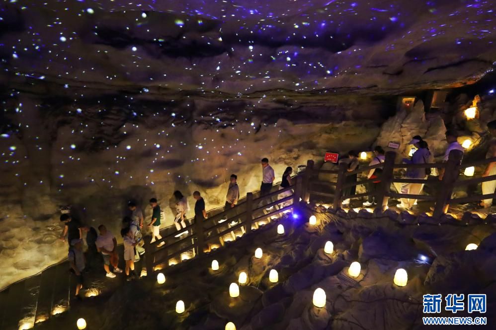 游客在江西省新余市洪阳洞景区游玩。新华网 王晓震 摄