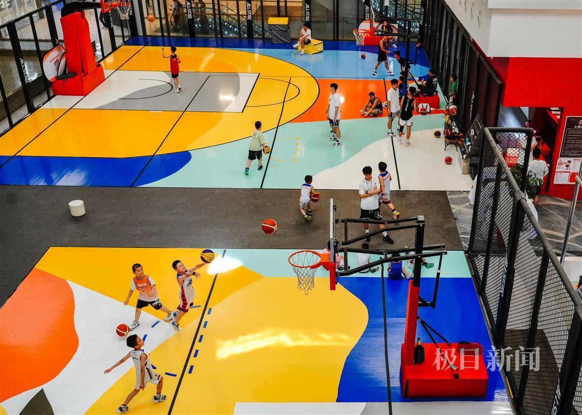 受奥运会影响，在炎炎夏日，武汉运动体验馆、商圈等室内运动区格外火爆，夏日经济充满着青春活力和潮流范。