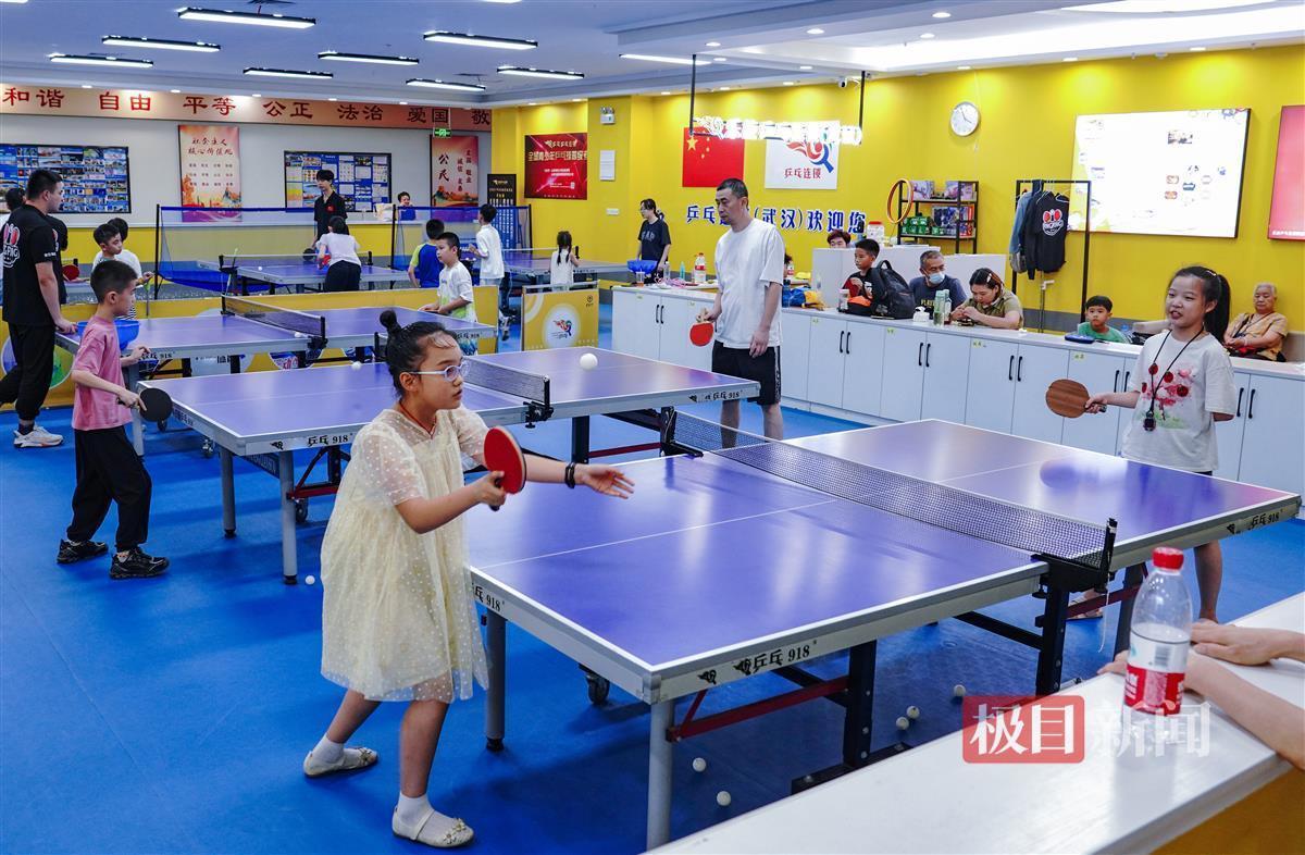 武昌徐东一家商场内，小朋友在打乒乓球
