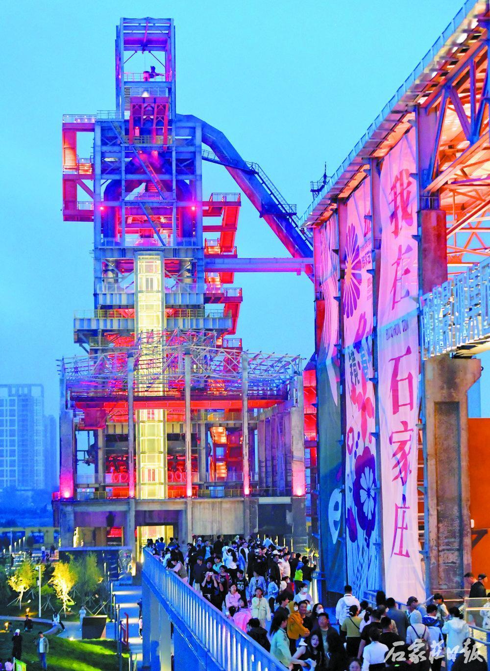 石钢工业遗址公园建成后，吸引了众多市民前来打卡，感受城市变迁。