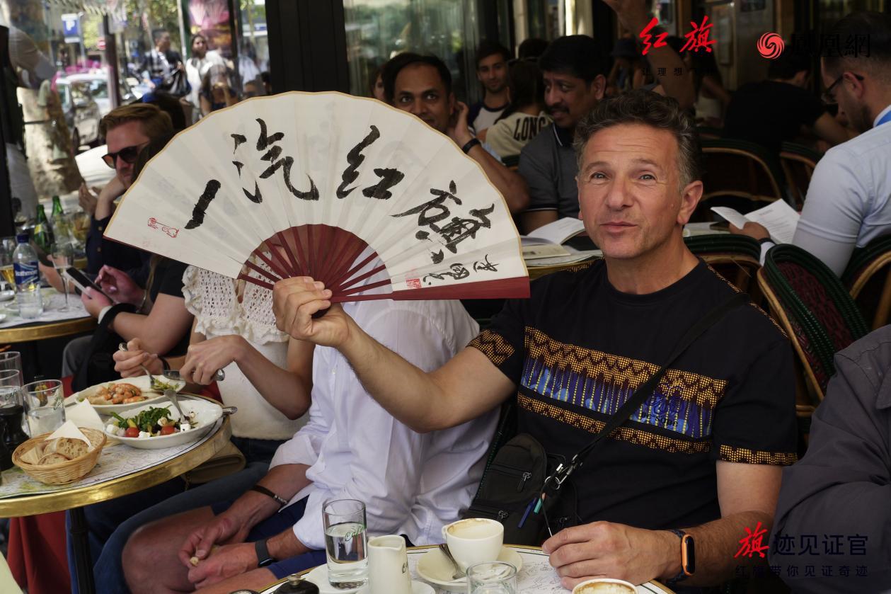 “旗”迹见证官在巴黎街头与当地人互动