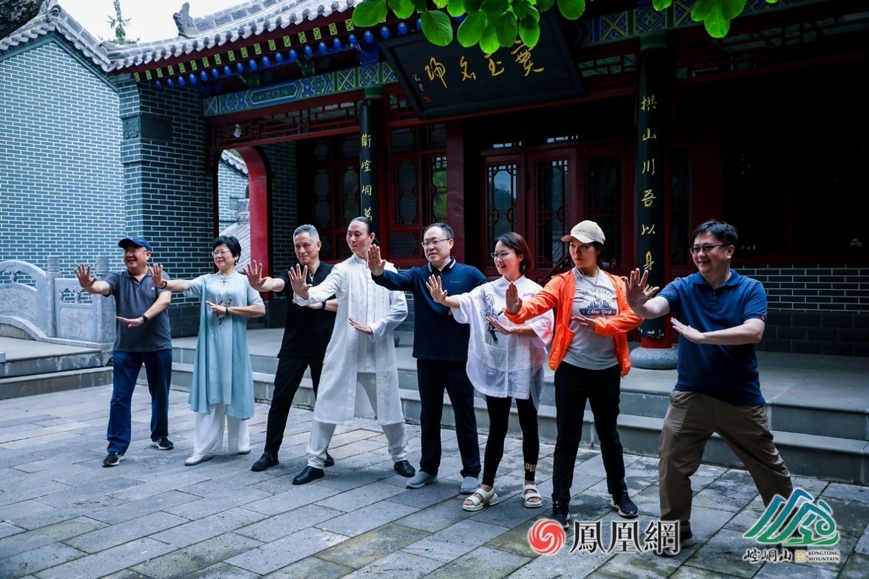 吴光权与大湾区文化考察团部分成员在崆峒山修习养生功法。