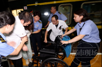 列车上一孕妇突然腹痛不止 南昌火车站上演“生命接力”凤凰网江西_凤凰网