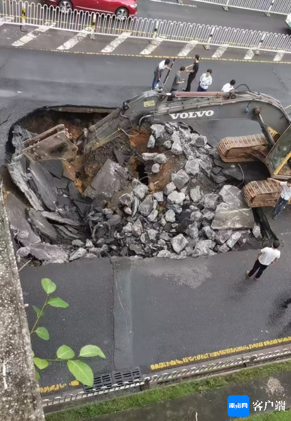 海口丘海大道海秀桥底路面突发塌陷 修复工作预计约20天