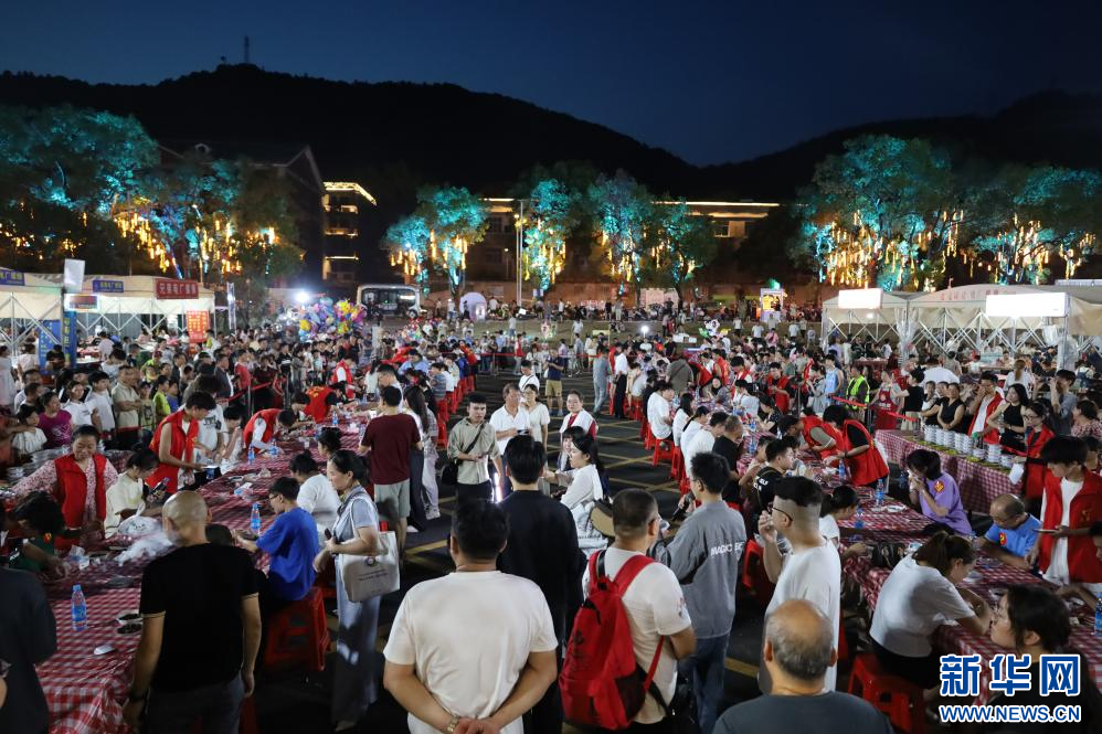 市民游客参加江西分宜电厂螺蛳特色景区“嗦螺”比赛。新华网 王晓震 摄