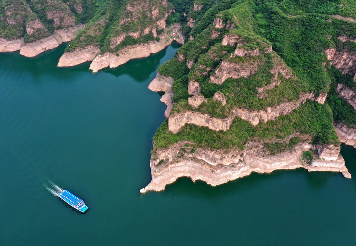 在河南省济源市拍摄的黄河三峡景色（2024年5月28日摄，无人机照片。）　新华社记者　李安　摄