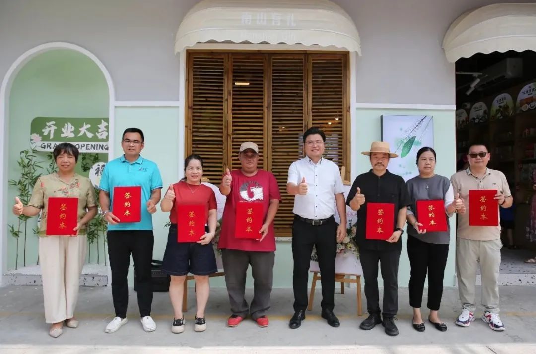 根据质量、信誉、品牌等多维度严选了落地在南山的供应商,现场颁发购销书仪式。