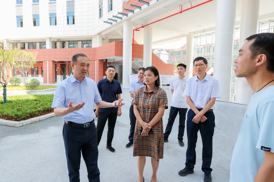 刘锋在洪源中心学校调研。（全媒体记者刘定远摄）