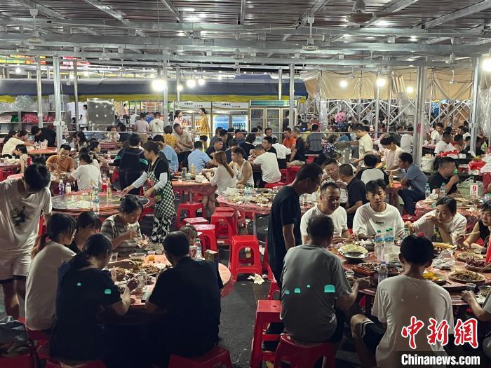 盛夏夜幕降临，位于江西省新余市山区的分宜电厂螺蛳小镇广场灯火通明，小镇自7月19日试营业以来，不到一个月时间，累计接待游客超过40万人次。王剑摄