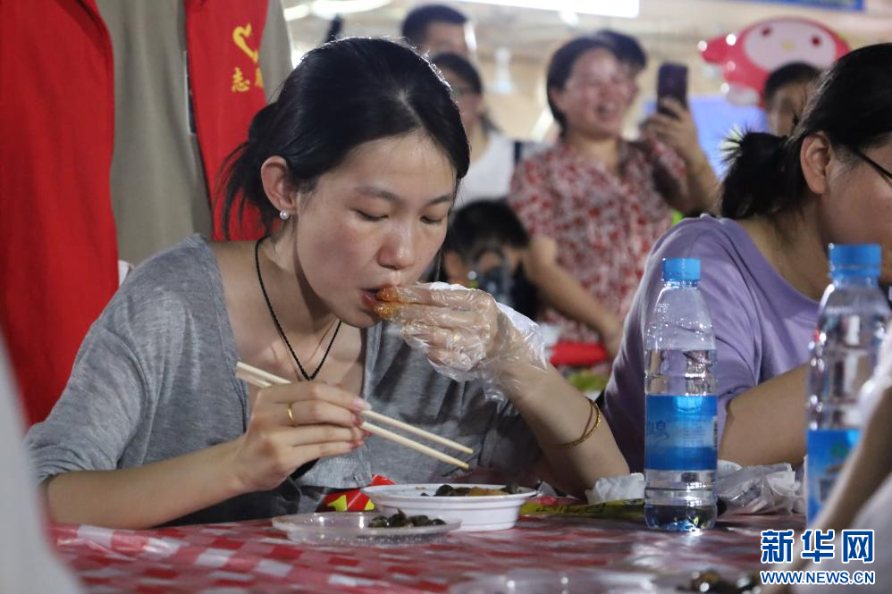 游客参加江西分宜电厂螺蛳特色景区“嗦螺”比赛。新华网 王晓震 摄