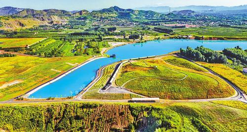 近日拍摄的迁安市金岭铁矿修复地。 李 彬摄