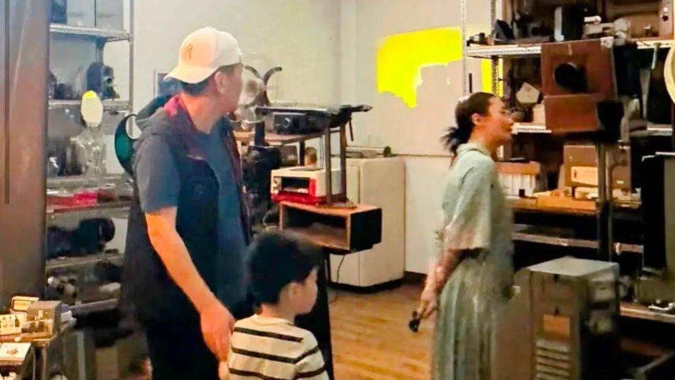 蒋勤勤陈建斌带儿子西班牙度假，6岁儿子罕见露脸，网友：像爸爸封面图