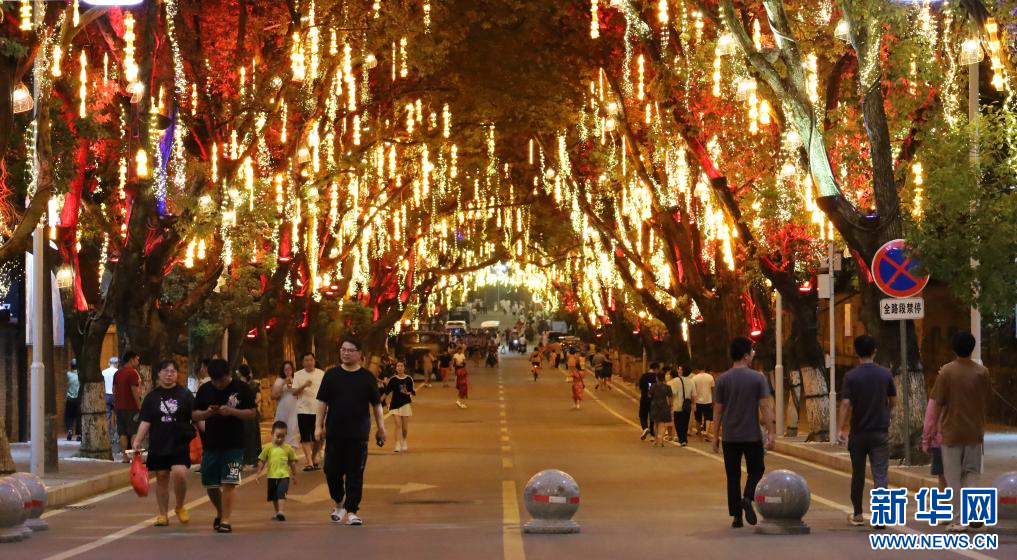 游客们在江西分宜电厂螺蛳特色景区游玩。新华网 王晓震 摄