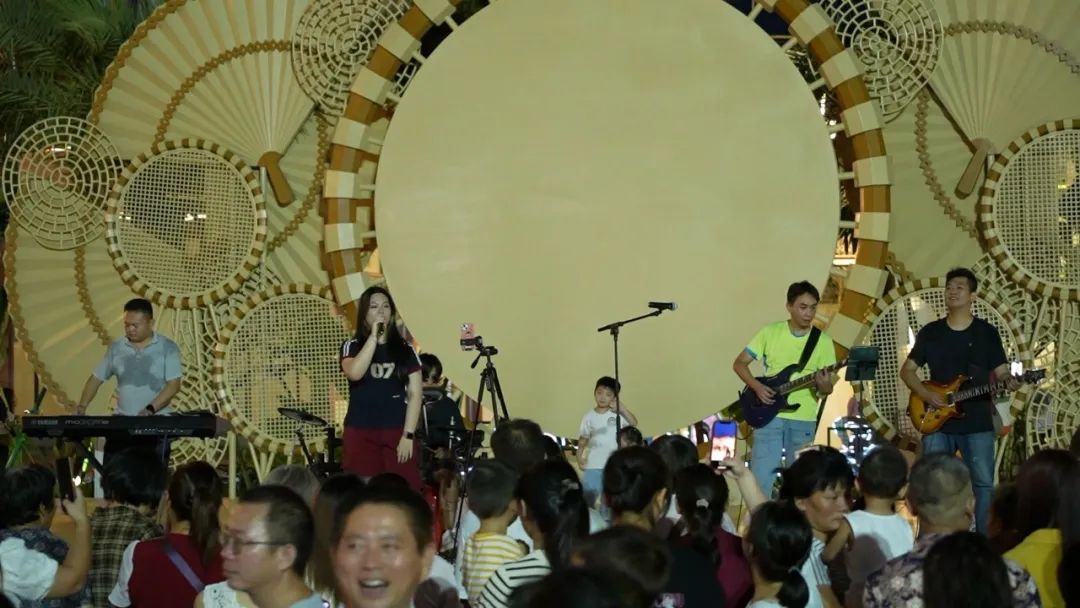 非遗手工艺展示、乐队show和小丑魔法秀轮番上演,街区内店铺纷纷推出超值优惠活动,吸引了大量顾客驻足消费。