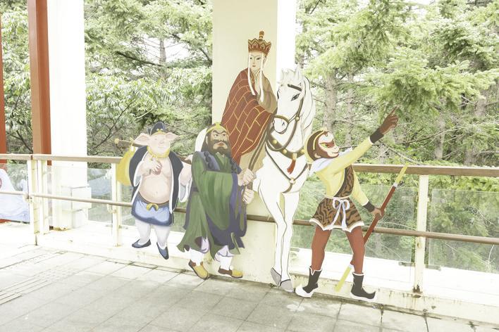 过街天桥通道完美搭配《西游记》主题元素。 （本组摄影 张扬）