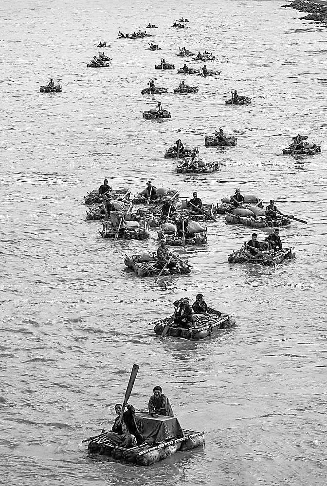 漂流在黄河上的羊皮筏子 资料图