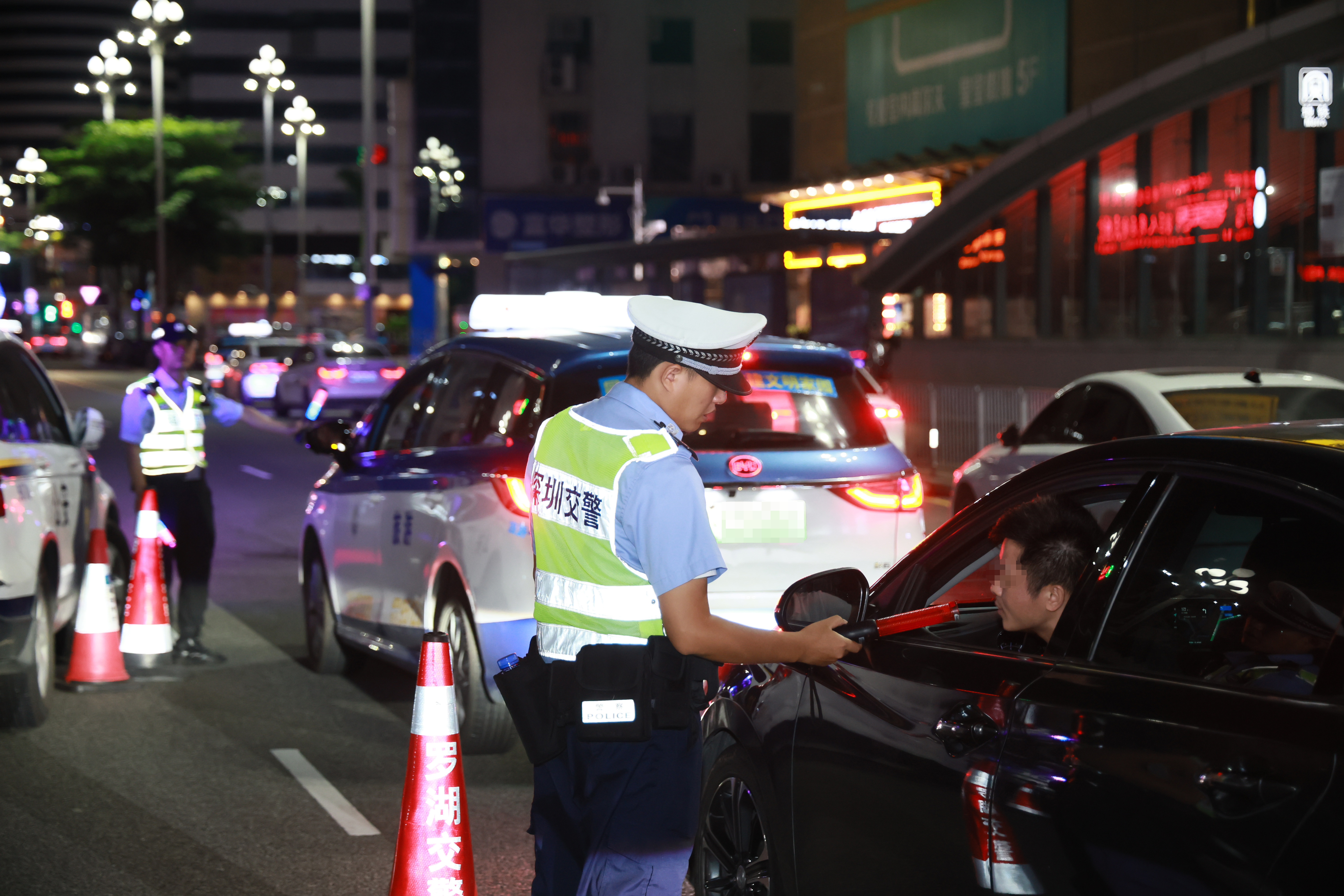 深圳公安打防并举全方位守护夏夜平安