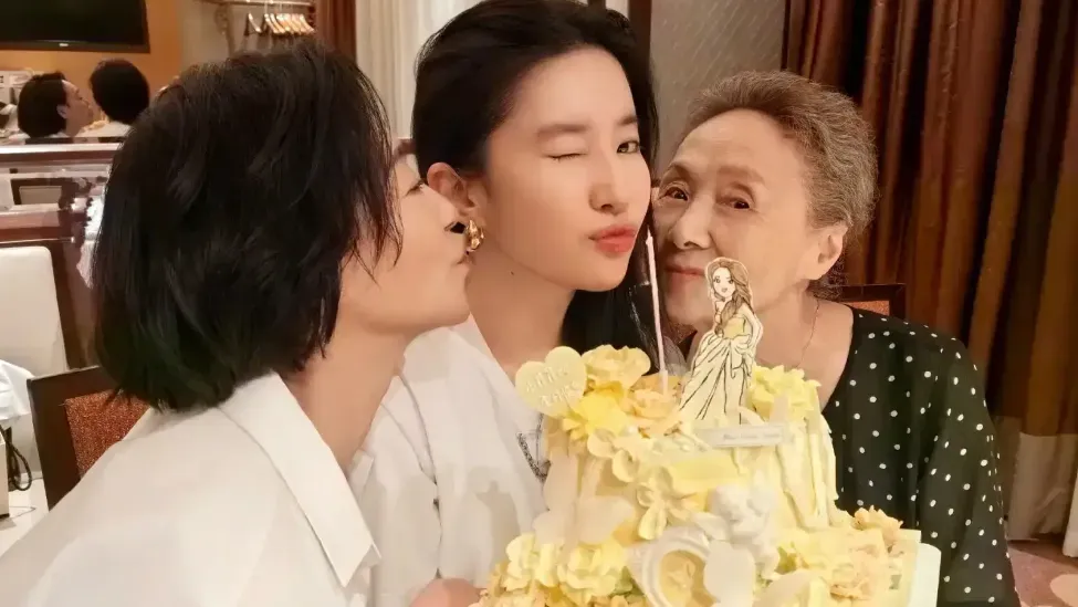 惠英红吴彦姝为刘亦菲提前庆生 亲密合影晒礼物幸福满满封面图